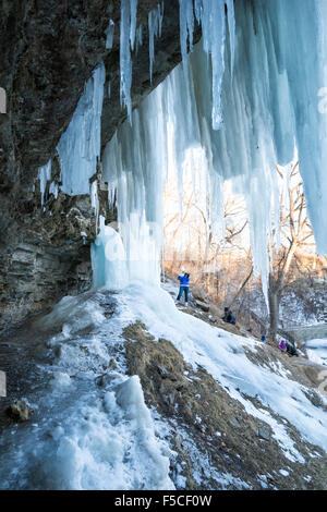 Les gens de monter le dangereux chemin menant à l'entrée de derrière les chutes de Minnehaha gelés en hiver, Minneapolis, MN, Banque D'Images