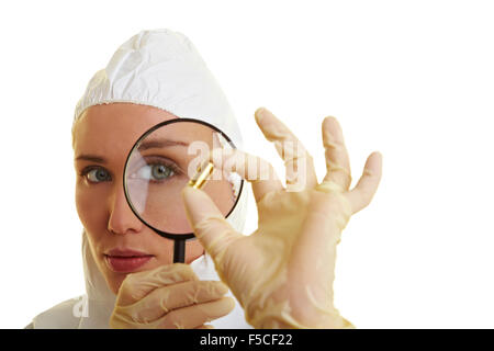 Femme médecin légiste holding munitions comme preuve Banque D'Images