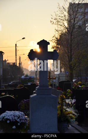 Croix de pierre dans un cimetière Banque D'Images