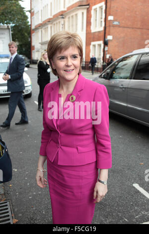 London, UK, 9 octobre 2015 : Nicola Sturgeon assiste à la conférence des femmes dans le monde à Londres Banque D'Images