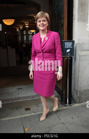 London, UK, 9 octobre 2015 : Nicola Sturgeon assiste à la conférence des femmes dans le monde à Londres Banque D'Images