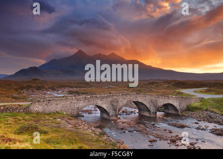 Le Pont de Sligachan avec les Cuillin en arrière-plan sur l'île de Skye, en Ecosse. Beaux nuages, photographié au coucher du soleil Banque D'Images
