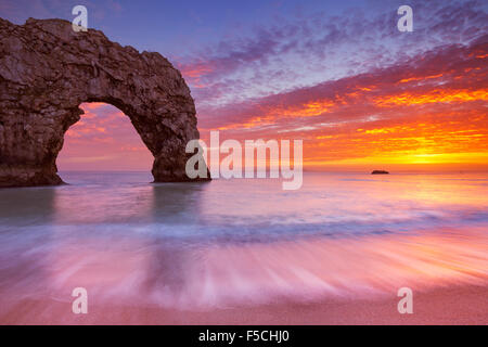 La Durdle Door arch rock sur la côte du Dorset du sud de l'Angleterre au coucher du soleil. Banque D'Images