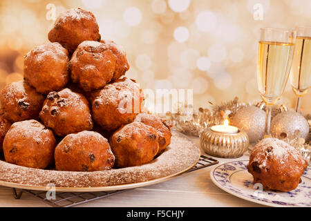 Champagne et "Oliebollen", des pâtisseries pour le Nouvel An. Banque D'Images