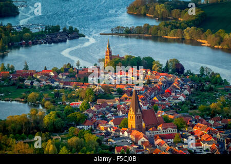 Röbel , en face de l'église St.Nikolai dans Marienchurch Marienkirche l'alignement avec l'entrée du port de la Müritz , sunset mood Banque D'Images