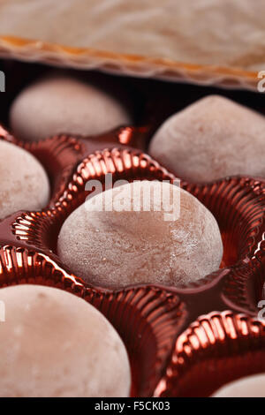 Praliné Noisette - Centre de truffe surmonté d'une noisette entière trempée dans du chocolat au lait Banque D'Images