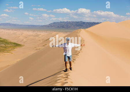 La randonnée homme des dunes de sable du désert de Gobi Banque D'Images