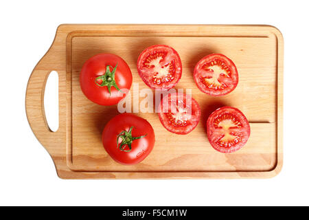 Les tomates sur une planche à découper Banque D'Images