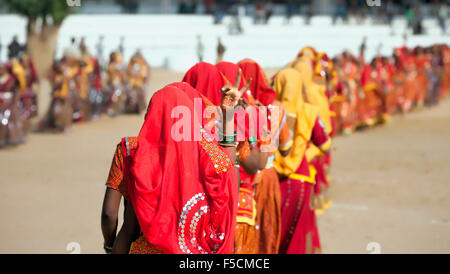 Les filles indiennes en tenue de danse ethnique colorée à Pushkar fair, Pushkar, Rajasthan, Inde, Asie Banque D'Images