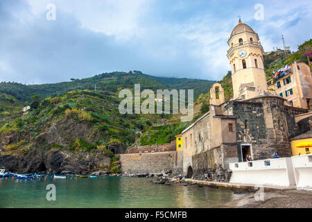 Vernazza, l'un des 5 villages des Cinque Terre, avec des collines et vignobles dans l'arrière-plan, Italie Banque D'Images