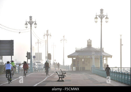 Brighton Sussex UK Lundi 2 Novembre 2015 - Les cyclistes et les coureurs n'ont pas de problèmes avec les conditions de voyage de brouillard le long front de mer de Brighton ce matin Banque D'Images