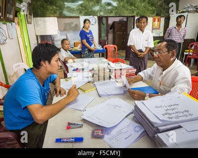 La Division de Yangon, Yangon, Myanmar. 2e Nov, 2015. Un travailleur d'élections (à gauche) discute avec un travailleur d'approche de la campagne de la NLD (droite) dans un bureau de North Okkalapa élections canton de Yangon. La Ligue nationale pour la fonctionnaire s'est rendu au bureau des élections avec des questions sur listes électorales. Rouleaux d'inscription des électeurs ont été libérés lundi. Les électeurs et les responsables du parti sont des rouleaux de double contrôle pour assurer l'exactitude. Des élections nationales sont prévues pour le dimanche 8 novembre. Les deux parties principales sont la Ligue nationale pour la démocratie (LND), le parti de l'icône de la démocratie et prix Nobel de la paix Aung San Suu Kyi, et l'arrêt U Banque D'Images