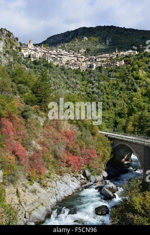 Village médiéval perché surplombant la rivière Roya.Saorge, Alpes-Maritimes, France. Banque D'Images