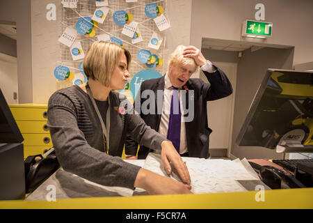 Londres, Royaume-Uni. 2 novembre, 2015. Maire Boris Johnson aide à servir les clients et répond aux employés qui sont payés le salaire de subsistance à Oliver Bonas - la première grande chaîne de high street à signer jusqu'à la masse salariale Crédit régime : Guy Josse/Alamy Live News Banque D'Images