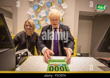 Londres, Royaume-Uni. 2 novembre, 2015. Maire Boris Johnson aide à servir les clients et répond aux employés qui sont payés le salaire de subsistance à Oliver Bonas - la première grande chaîne de high street à signer jusqu'à la masse salariale Crédit régime : Guy Josse/Alamy Live News Banque D'Images