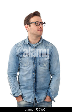 Portrait d'un jeune homme barbu avec des lunettes à la sur son côté gauche, isolé sur un fond blanc. Banque D'Images