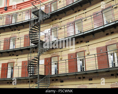 Intérieur de la coupole ronde koepelgevangenis prison à Breda, aux Pays-Bas, avec les portes des cellules ouvertes. Banque D'Images