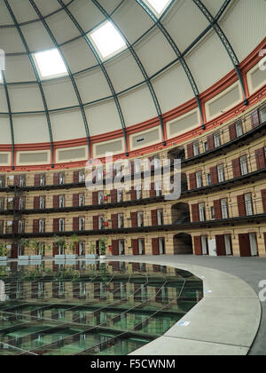 Intérieur de la coupole ronde koepelgevangenis prison à Breda, aux Pays-Bas, avec les portes des cellules ouvertes. La prison a été construite 1882-18 Banque D'Images