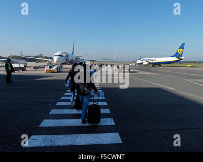 Les passagers d'avion de Ryanair sur l'aéroport de Weeze RRN Allemagne Banque D'Images