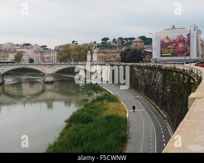 Le Tibre à Rome, en Italie, avec de nouveaux sentiers de vélo le long des rives et Vittorio Emanuele II bridge. Banque D'Images