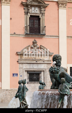 Une fontaine rend hommage à la rivière Turia dans la Plaza de la Virgen, Valencia, Espagne. Banque D'Images