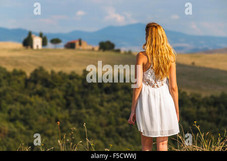 Une jeune femme dans la région de Toscane, Val d'Orcia, Toscane, Italie. Banque D'Images