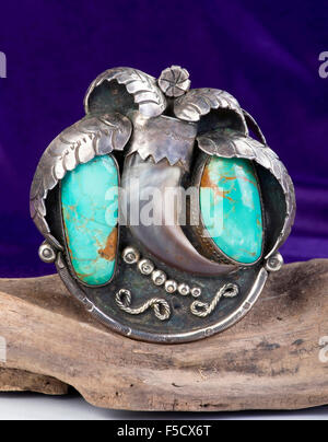 Royston Navajo griffe vieux turquoise brassard avec Bear Claw. Banque D'Images