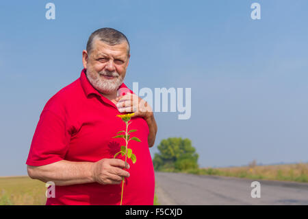 Portrait de plein air senior barbu en rouge Banque D'Images