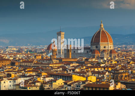 Santa Maria del Fiore Cathédrale au lever du soleil à partir de la Piazzale Michelangelo, Florence, Toscane, Italie. Banque D'Images