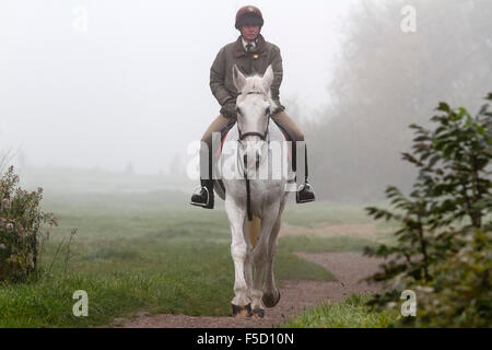 Londres, Royaume-Uni. 09Th Nov, 2015. Un homme va l'élevant sur un jour brumeux sur Wimbledon Common Crédit : amer ghazzal/Alamy Live News Banque D'Images