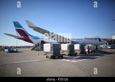 Cologne, Allemagne. 09Th Nov, 2015. Une A 330 peut être vu à l'aéroport de Cologne, Allemagne, 02 novembre 2015. La remise exclusive de Lufthansa, qui a pris le relais de Germanwings au sein de l'entreprise, commence son premier long-courriers de la Colonge/Bonn Airport et le décollage d'abord pour Varadero, Cuba. Photo : OLIVER BERG/dpa/Alamy Live News Banque D'Images