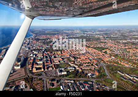 Vue aérienne de la ville suédoise d'Helsingborg, photographié d'un petit avion Banque D'Images