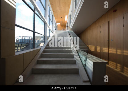 4 000 m² appartement qui dispose de deux 60ft béton brut escaliers et à 360 degrés sur les toits de Londres, UK Banque D'Images