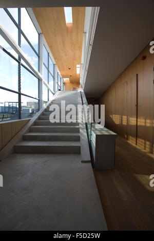 4 000 m² appartement qui dispose de deux 60ft béton brut escaliers et à 360 degrés sur les toits de Londres, UK Banque D'Images