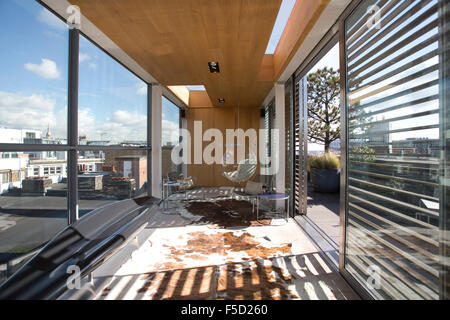 4 000 m² appartement qui dispose de deux 60ft béton brut escaliers et à 360 degrés sur les toits de Londres, UK Banque D'Images