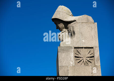 Pointe de Sainte Mathieu,Bretagne ; oct 2015 Le cénotaphe (Monument aux marins qui sont morts pour la France). La mère en deuil Banque D'Images