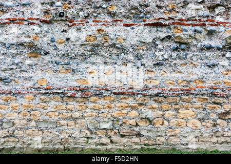 L'Angleterre, Kent, Richborough château romain. Détail de murs montrant technique de construction, couche de tuiles rouges avec des rangées de pierres en ciment. Banque D'Images