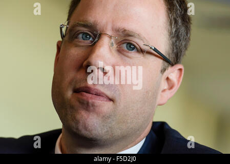 Le sénateur de Berlin pour les affaires sociales, Mario, S. J. Czaja parle lors d'une réunion de presse et photo dans le nouveau logement des réfugiés dans le hangar 3 de l'ancien aéroport de Tempelhof à Berlin, Allemagne, 02 novembre 2015. Photo : CLEMENS BILAN/dpa Banque D'Images