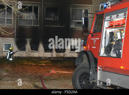 Wandlitz, Allemagne. 09Th Nov, 2015. Le service d'incendie combat un incendie dans le sous-sol d'un projet d'accueil pour demandeurs d'asile en Beeskow, Allemagne, 02 novembre 2015. L'incendie criminel n'est pas exclue. Le bâtiment, une ancienne école secondaire, est converti en un lieu d'hébergement pour demandeurs d'asile. Le bâtiment, qui a résisté à vide pendant plus d'un an, vous offre l'espace pour jusqu'à 180 réfugiés après rénovation. Photo : CHRISTIAN ESSLER/dpa/Alamy Live News Banque D'Images