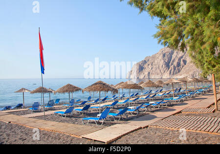 La plage de Kamari se baignant dans la lumière du soleil du matin. Santorin, Grèce. Banque D'Images