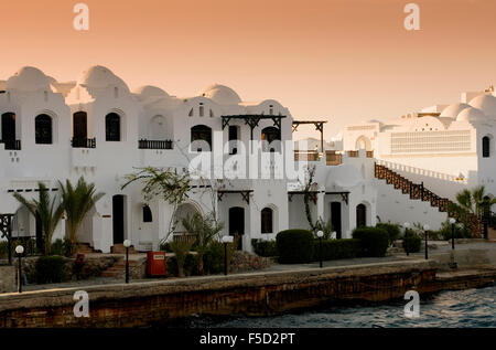Appartements égyptien de luxe au coucher du soleil. Banque D'Images