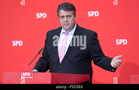 Parti social-démocrate (SPD), Sigmar Gabriel, le Président prend la parole à une conférence de presse à Berlin, Allemagne, 02 novembre 2015. Photo : JOERG CARSTENSEN/dpa Banque D'Images