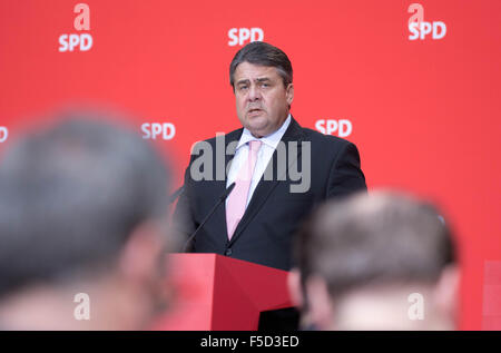 Parti social-démocrate (SPD), Sigmar Gabriel, le Président prend la parole à une conférence de presse à Berlin, Allemagne, 02 novembre 2015. Photo : JOERG CARSTENSEN/dpa Banque D'Images