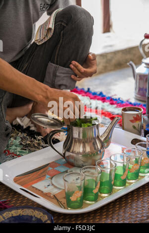 Le thé traditionnel rituel suivi d'un délicieux petit-déjeuner berbère. Parfait pour une pause de trek dans les montagnes de l'Atlas Banque D'Images