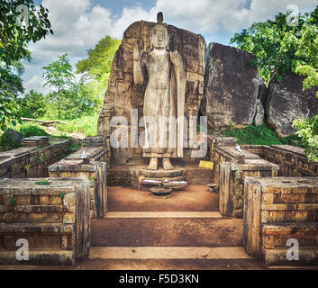 Avukana Kekirawa près de Statue de Bouddha, le Sri Lanka Banque D'Images