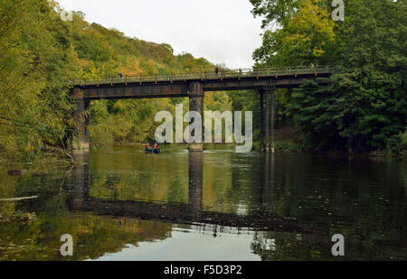 Pont de chemin de fer désaffectée reliant Vervins inférieur à Welsh Bicknor sur la rivière Wye Banque D'Images