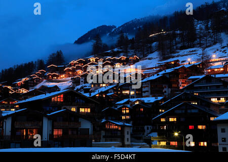 Neige de l'hiver, la nuit, la ville de Zermatt Valais, Alpes valaisannes, suisse, sud de l'Europe. Banque D'Images