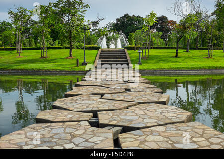 Beau pont de pierre sur le lac de Sirikit park, Bangkok, Thaïlande Banque D'Images