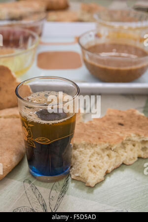 Le thé traditionnel rituel suivi d'un délicieux petit-déjeuner berbère. Parfait pour une pause de trek dans les montagnes de l'Atlas Banque D'Images