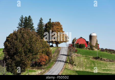 Grange rouge et silo le long d'une route de campagne, Madison, New York, USA Banque D'Images